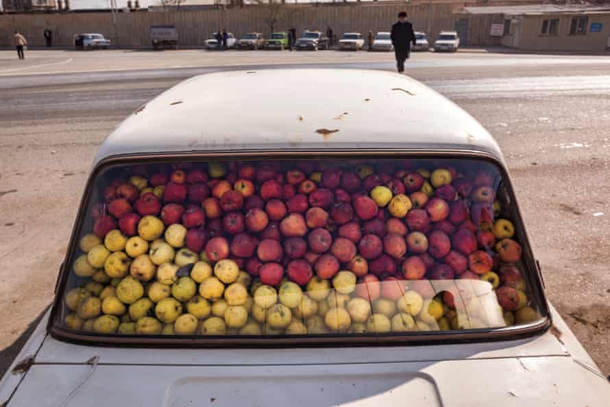Ein mit Äpfeln gefülltes Auto in Aserbaidschan.