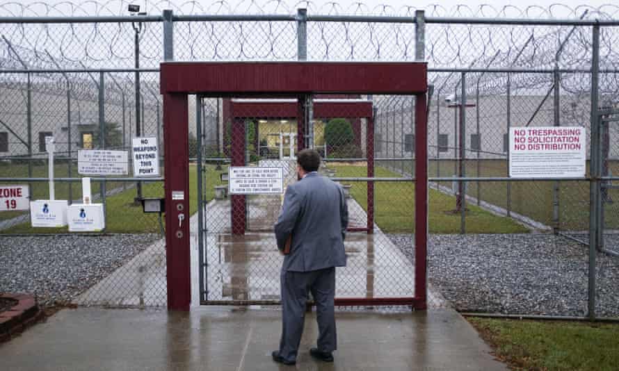 Rechtsanwalt Matt Boles von der Southeast Immigrant Freedom Initiative des Southern Poverty Law Center begibt sich im November 2019 zum Einwanderungsgericht im Stewart Detention Center.