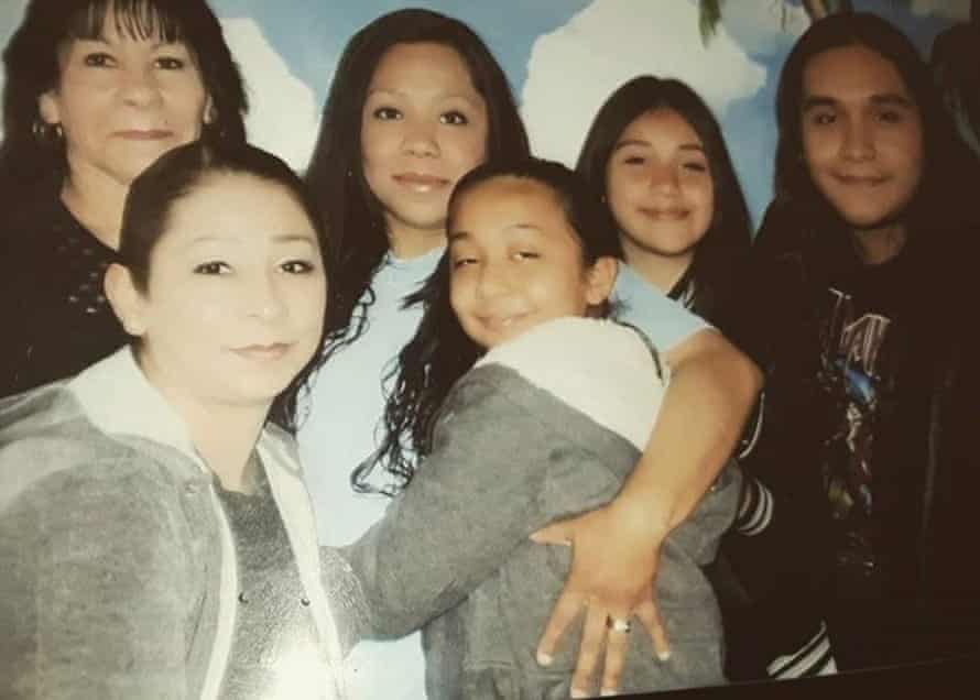 Sandra Castaneda im Bild mit ihrer Familie.