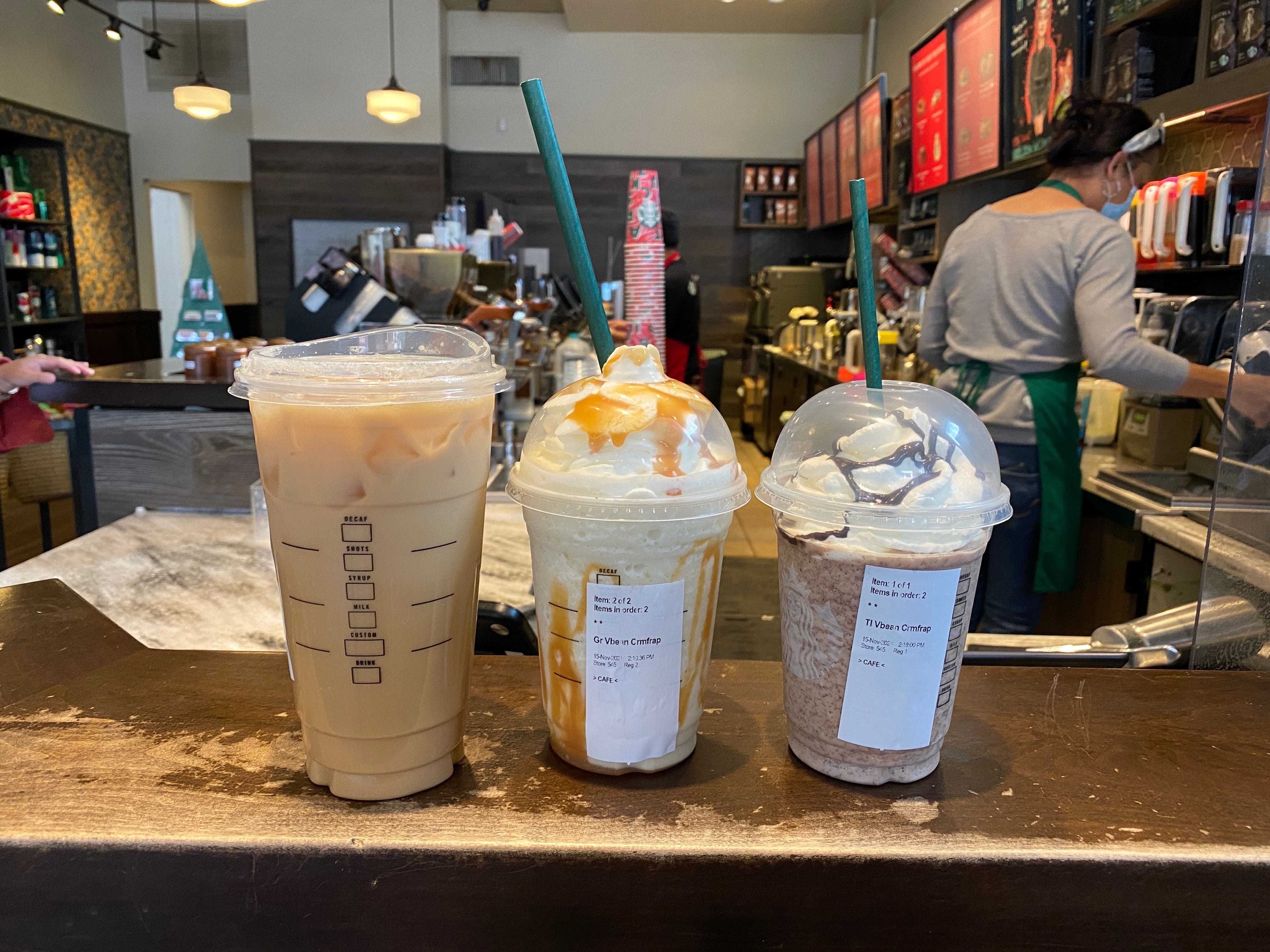 Eine Reihe von Starbucks-Getränken auf der Theke eines Starbucks