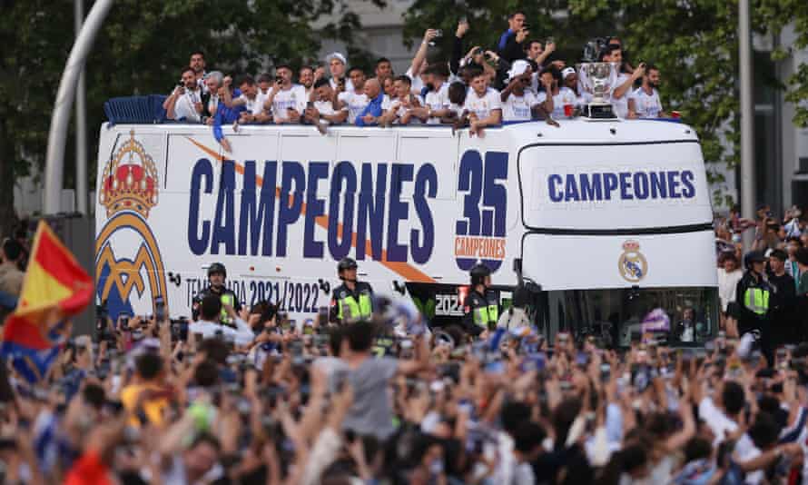 Fans begrüßen Real Madrid bei ihrer Siegesparade auf der Plaza de Cibeles.