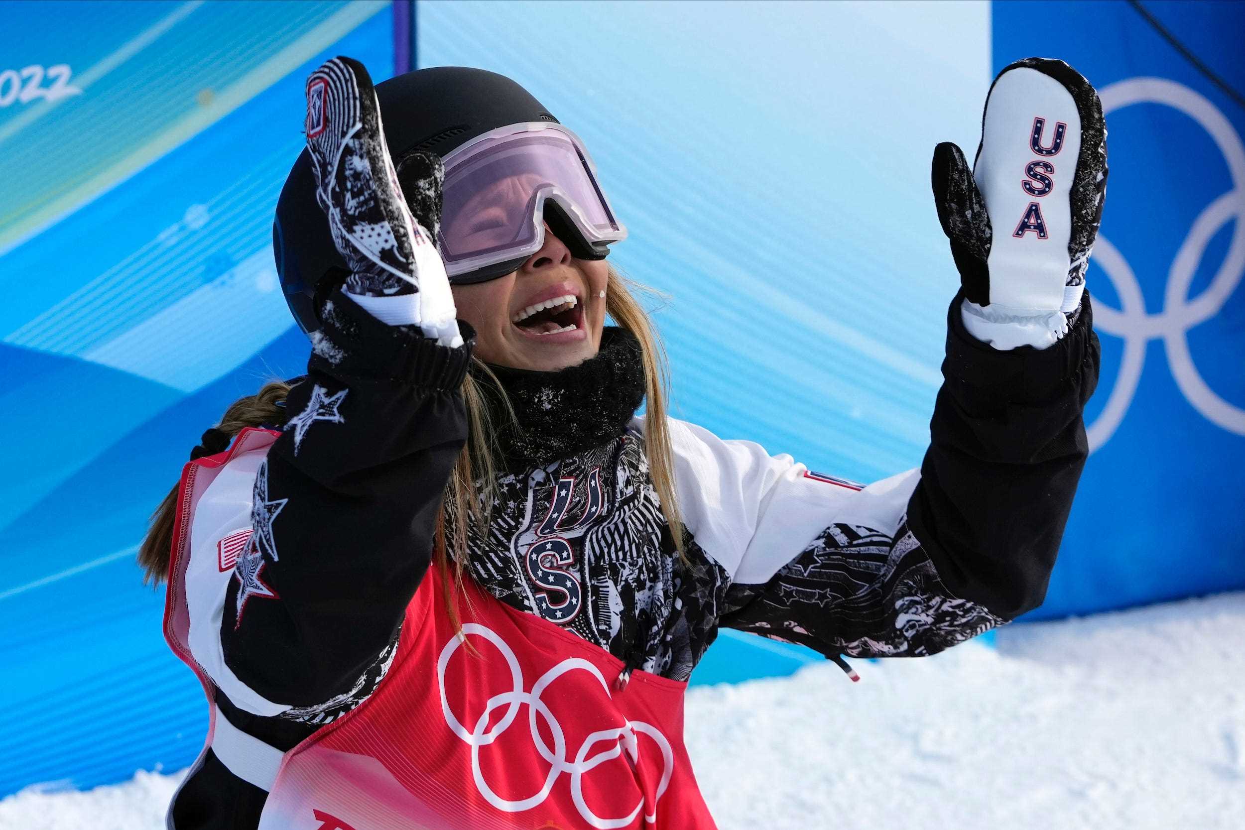 Chloe Kim weint Freudentränen, nachdem sie bei den Olympischen Spielen 2022 in Peking Gold gewonnen hat.
