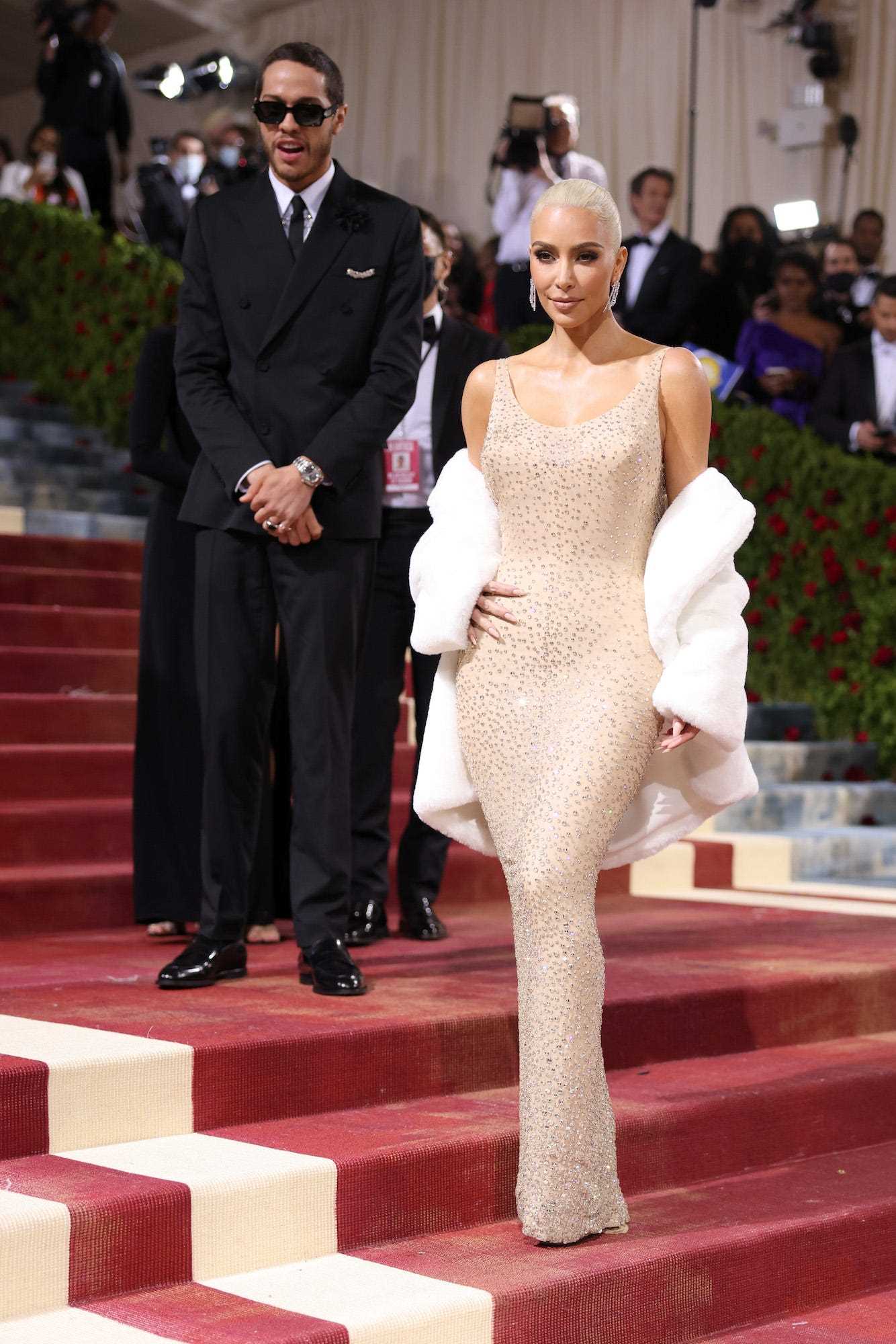 Kim Kardashian auf den Stufen der Met Gala 2022.
