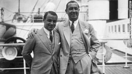Hagen (rechts) steht mit Gene Sarazen (links) an Bord der RMS Aquitania bei der Ankunft in Southampton, 21. Juni 1933.