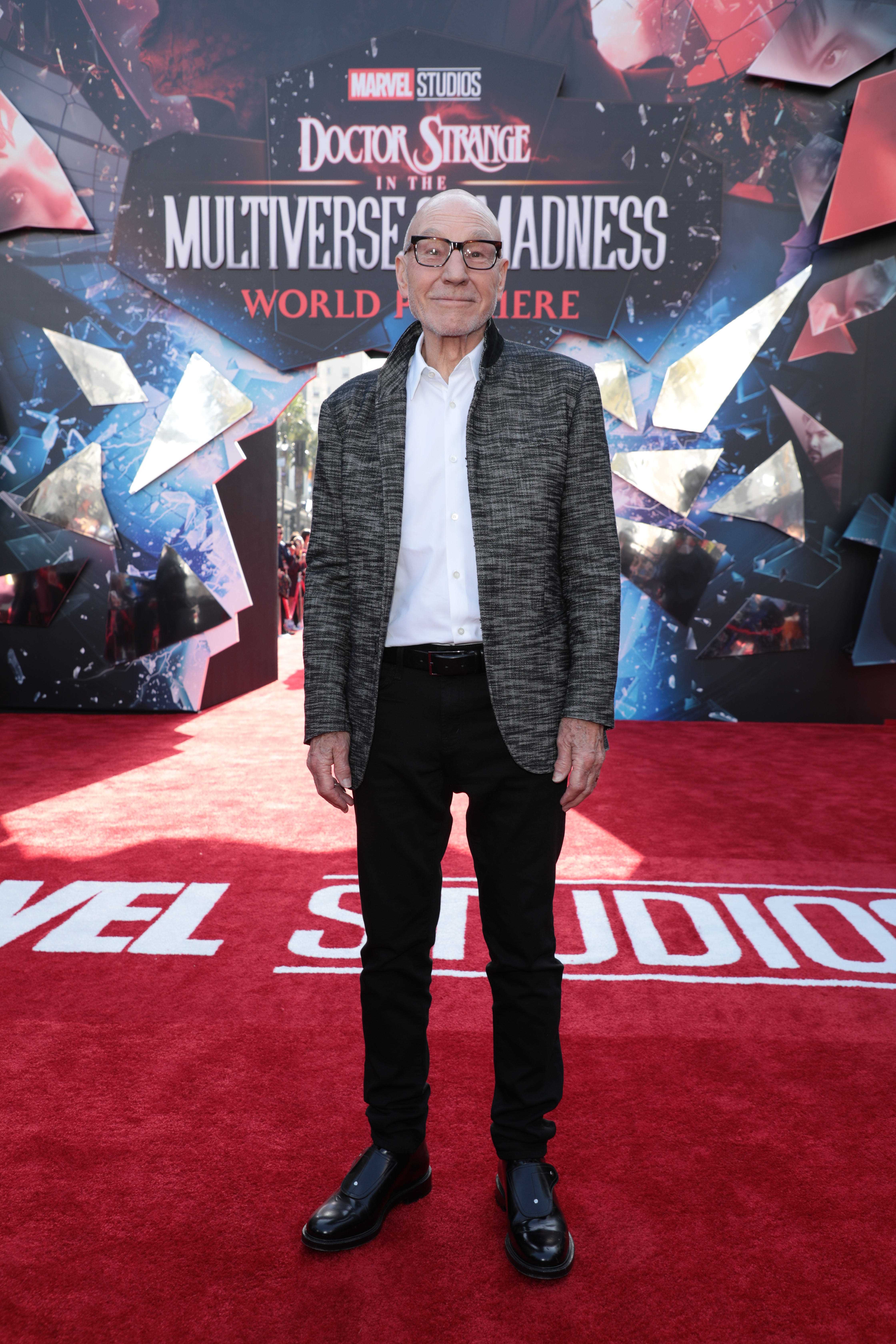 Patrick Stewart posiert im Mai 2022 auf dem roten Teppich für „Doctor Strange in the Multiverse of Madness“.