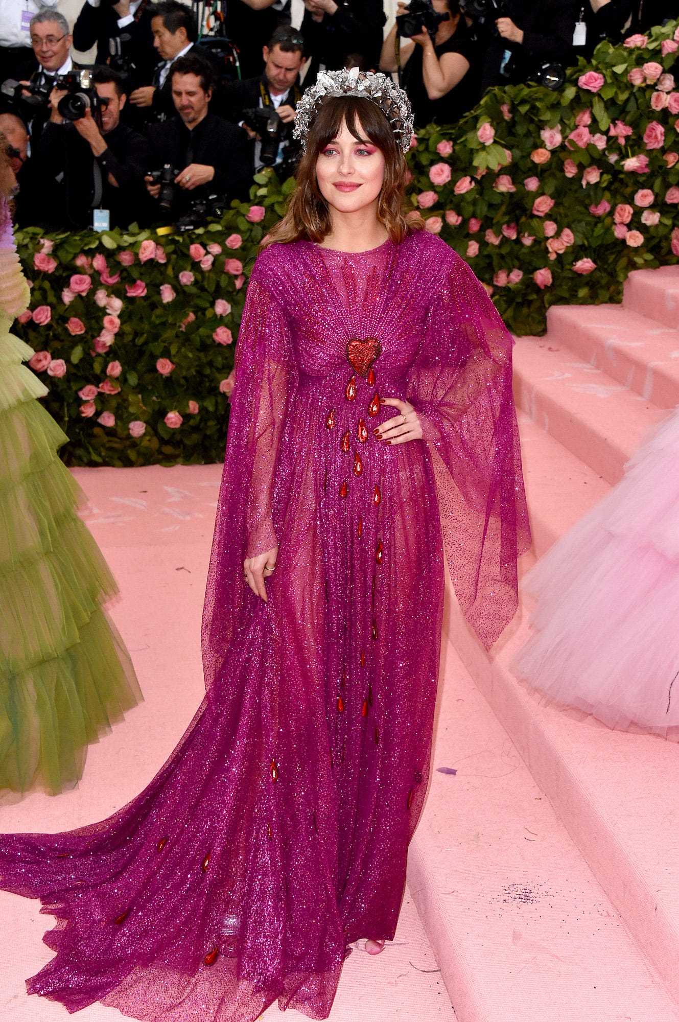 Dakota Johnson nimmt am 6. Mai 2019 an der Met Gala in New York City teil.