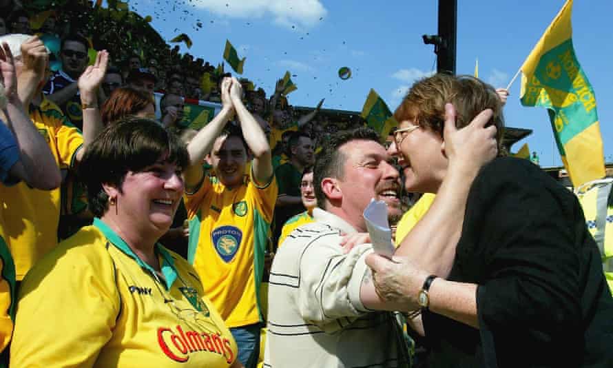 Delia Smith (rechts) feiert mit den Fans von Norwich, nachdem sie im April 2004 den Aufstieg in die Premier League gesichert haben