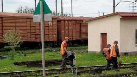 Eisenbahner reparieren einen Teil der Eisenbahnlinie, die Lemberg mit Polen verbindet.