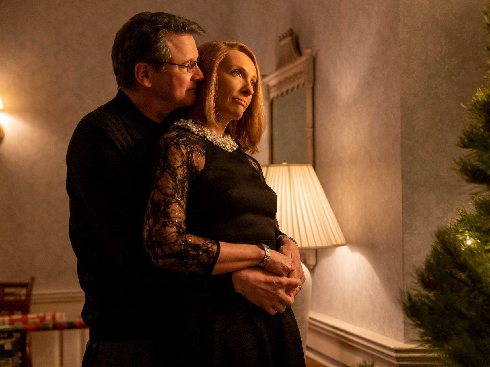 Colin Firth umarmt Toni Collette in einer Szene aus der HBO-Serie „The Staircase“.