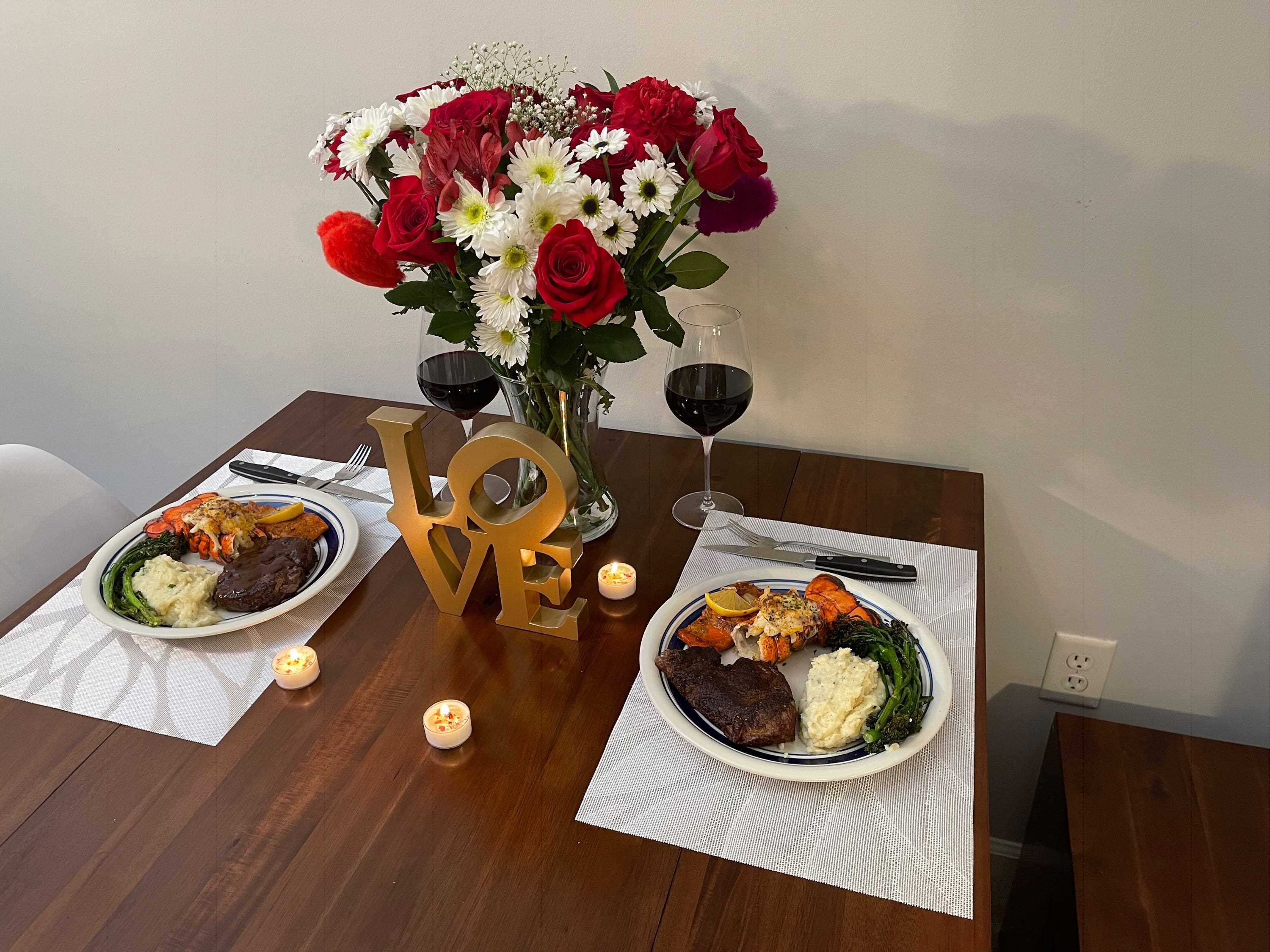 Transformer Table verdichtet zu einem Tisch für zwei Personen mit einem Valentinstagsessen