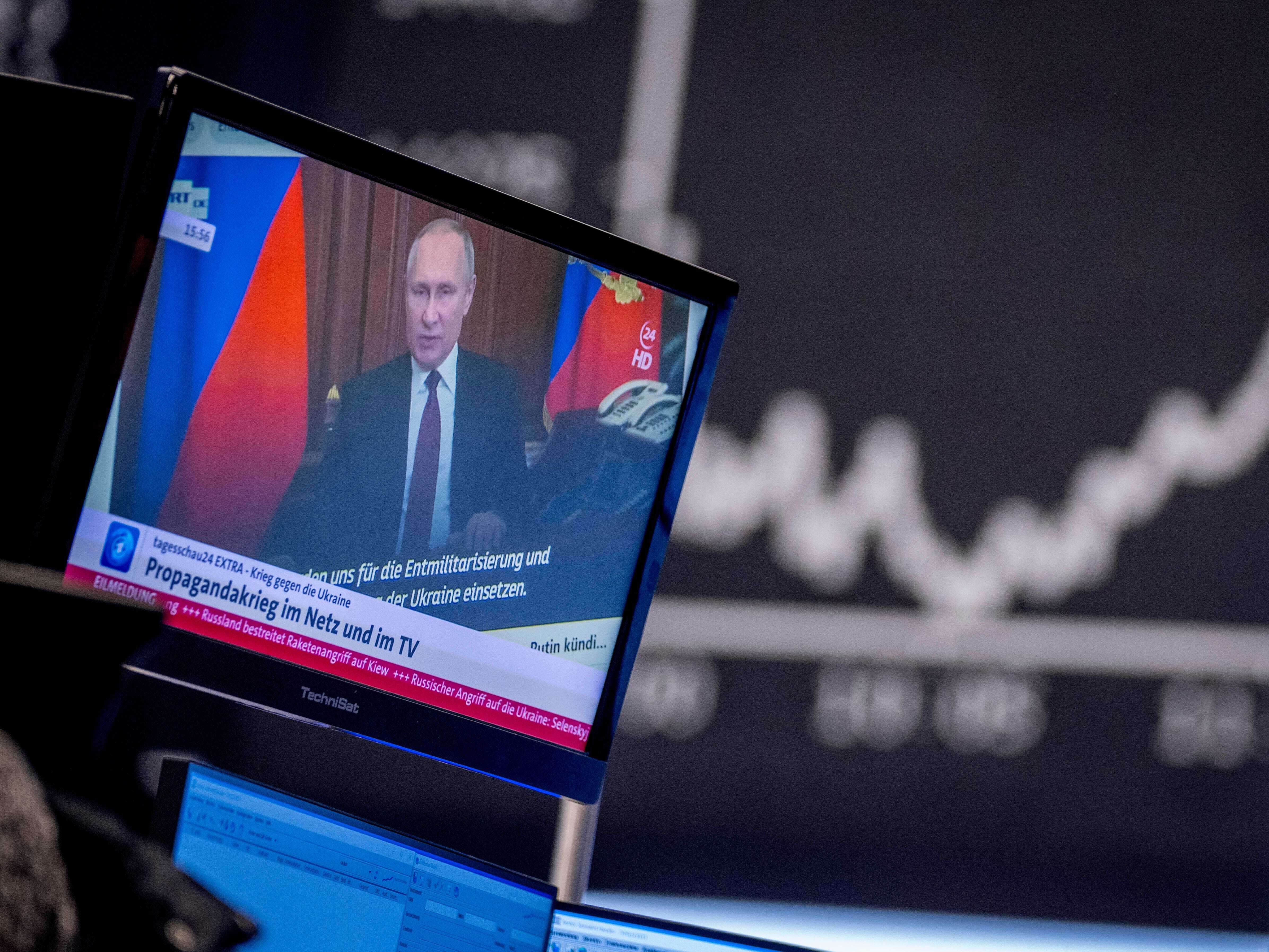 Wladimir Putin erscheint auf einem Fernsehbildschirm.