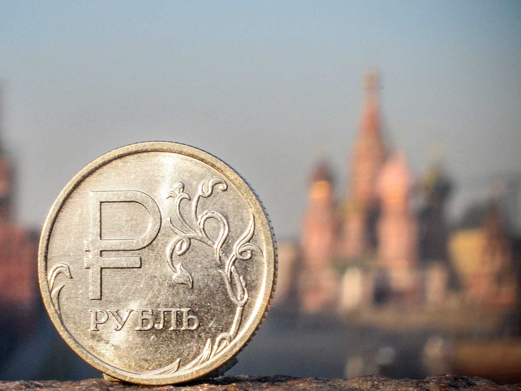 Eine russische Rubelmünze ist am 28. April 2022 vor dem Kreml im Zentrum Moskaus abgebildet.