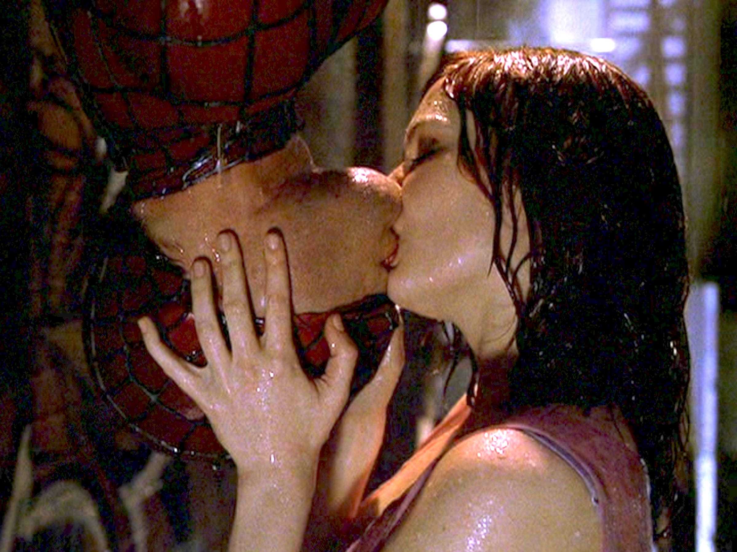 Tobey Maguire und Kirsten Dunst küssen sich in „Spider-Man“ verkehrt herum.