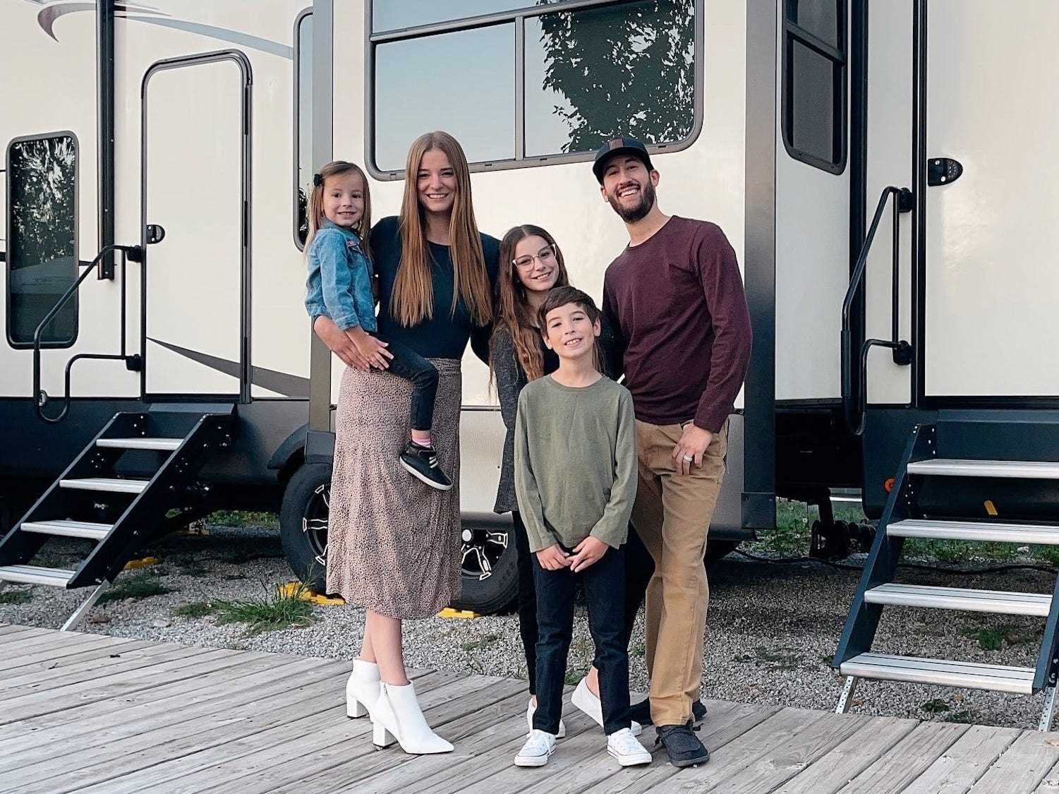 Die Familie vor dem Wohnmobil.