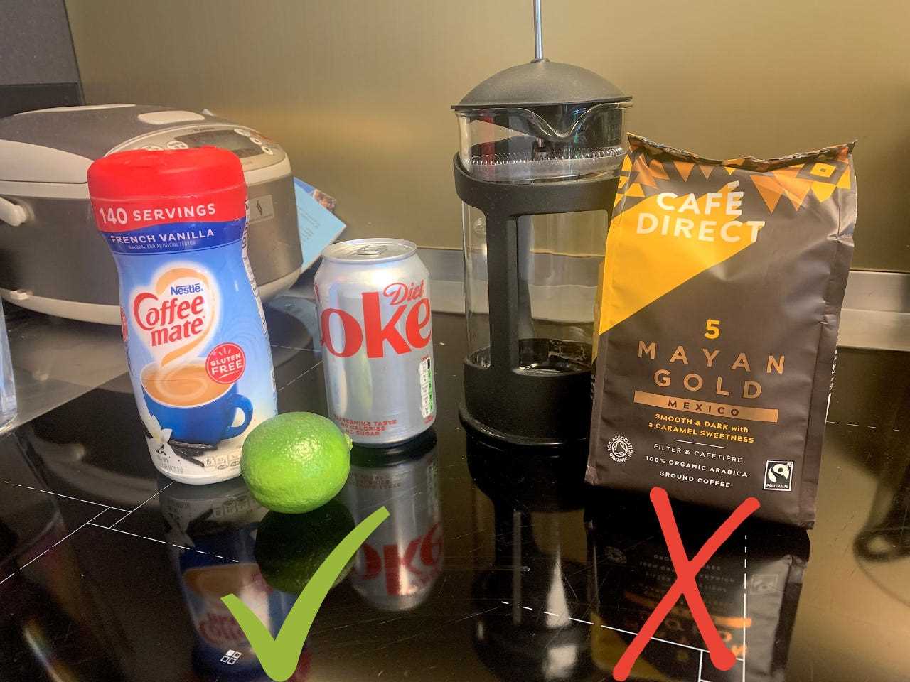 Ich habe mein übliches Kaffeerezept (rechts) gegen Diät-Cola, Milchkännchen und Zitrone ausgetauscht.