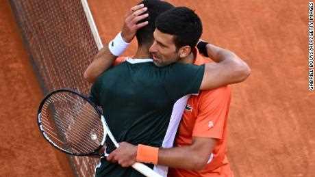 Alcaraz (L) und Djokovic umarmen sich am Ende ihres Halbfinals der ATP Tour Madrid Open 2022.