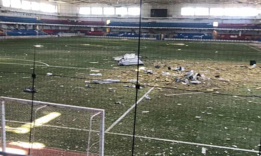 Das Hallenstadion des FC Mariupol ist mit Trümmern bedeckt 