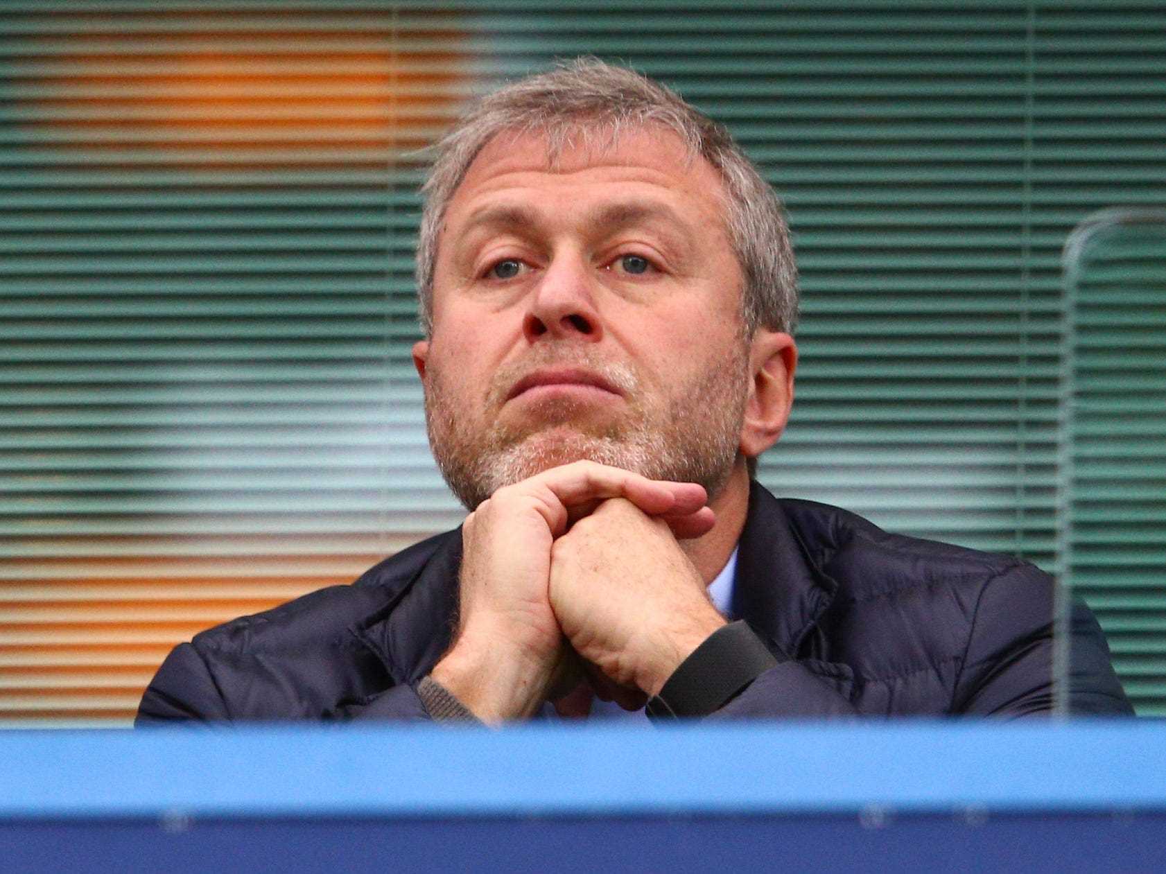 Chelsea-Besitzer Roman Abramovich ist während des Barclays Premier League-Spiels zwischen Chelsea und Sunderland an der Stamford Bridge auf dem Stand zu sehen