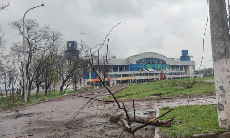 Die Szene im Stadion des FC Mariupol nach der Invasion.