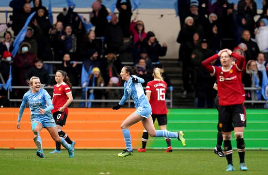 Caroline Weir (Mitte) feiert ihren Treffer beim 1:0-Sieg von Manchester City gegen die Nachbarn im Februar.