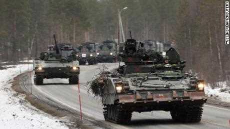 Gepanzerte Fahrzeuge und Panzer der schwedischen Armee nehmen an einer Militärübung namens 