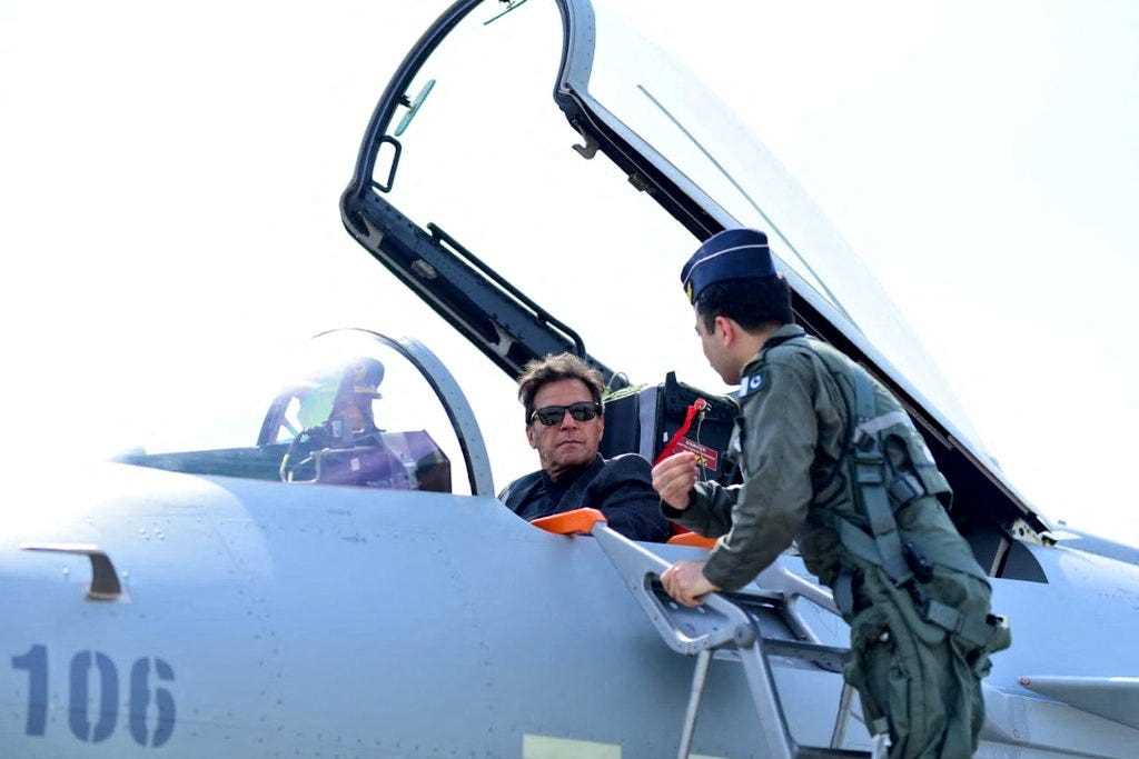 Der pakistanische Premierminister Imran Khan im chinesischen Jet J-10C