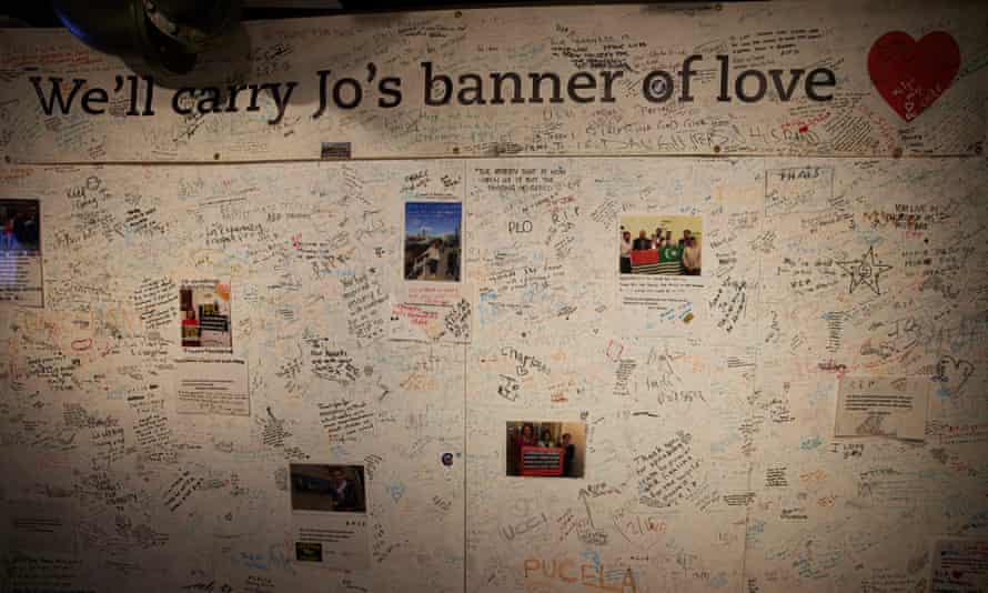 Mehr gemeinsam … Unterstützungsbotschaften in der Ausstellung, die der ermordeten Abgeordneten Jo Cox gewidmet ist.