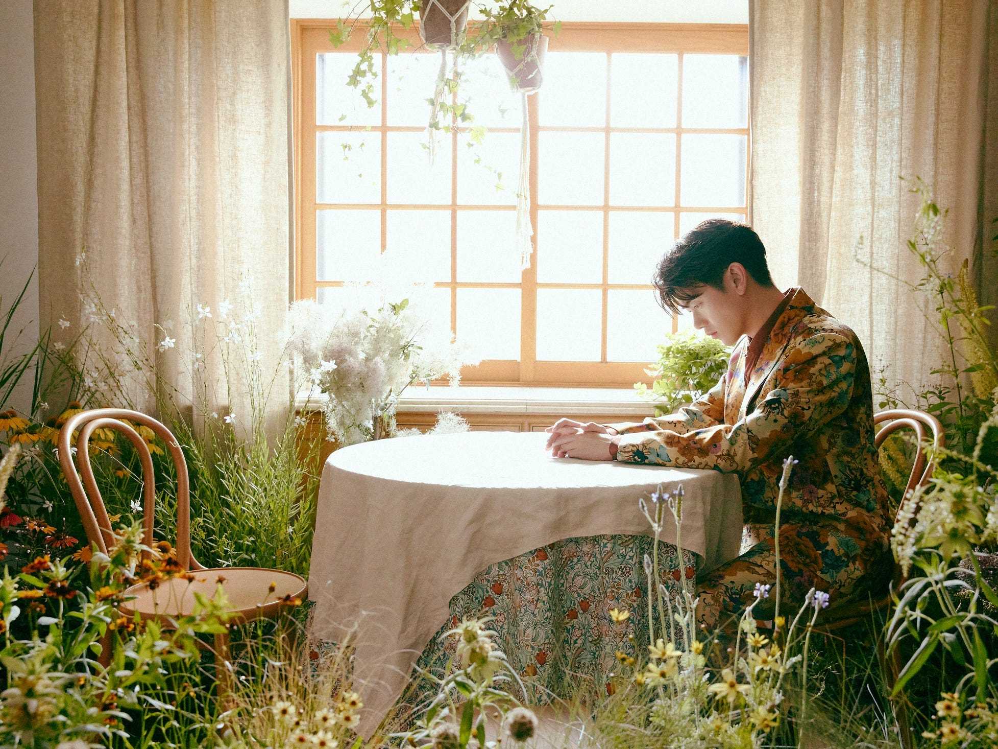 Eric Nam im Musikvideo zu „Paradise“