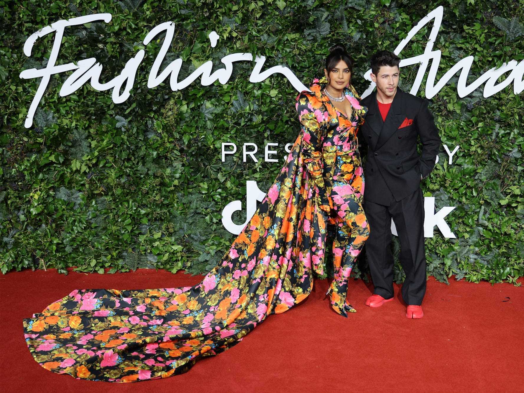 Priyanka Chopra Jonas und Nick Jonas bei den Fashion Awards am 29. November 2021.