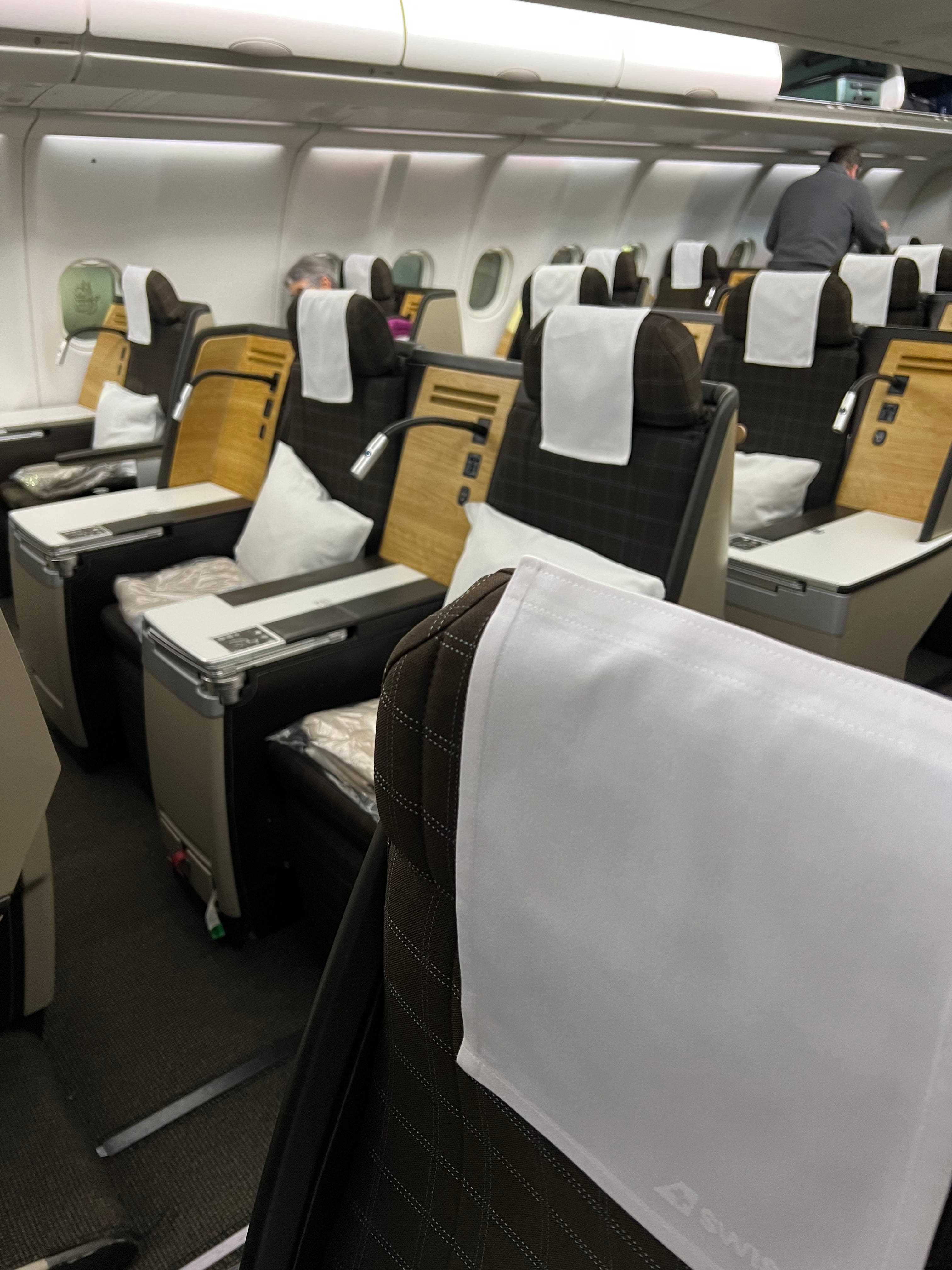 ein Foto eines größtenteils leeren Business-Class-Bereichs in einem Flugzeug