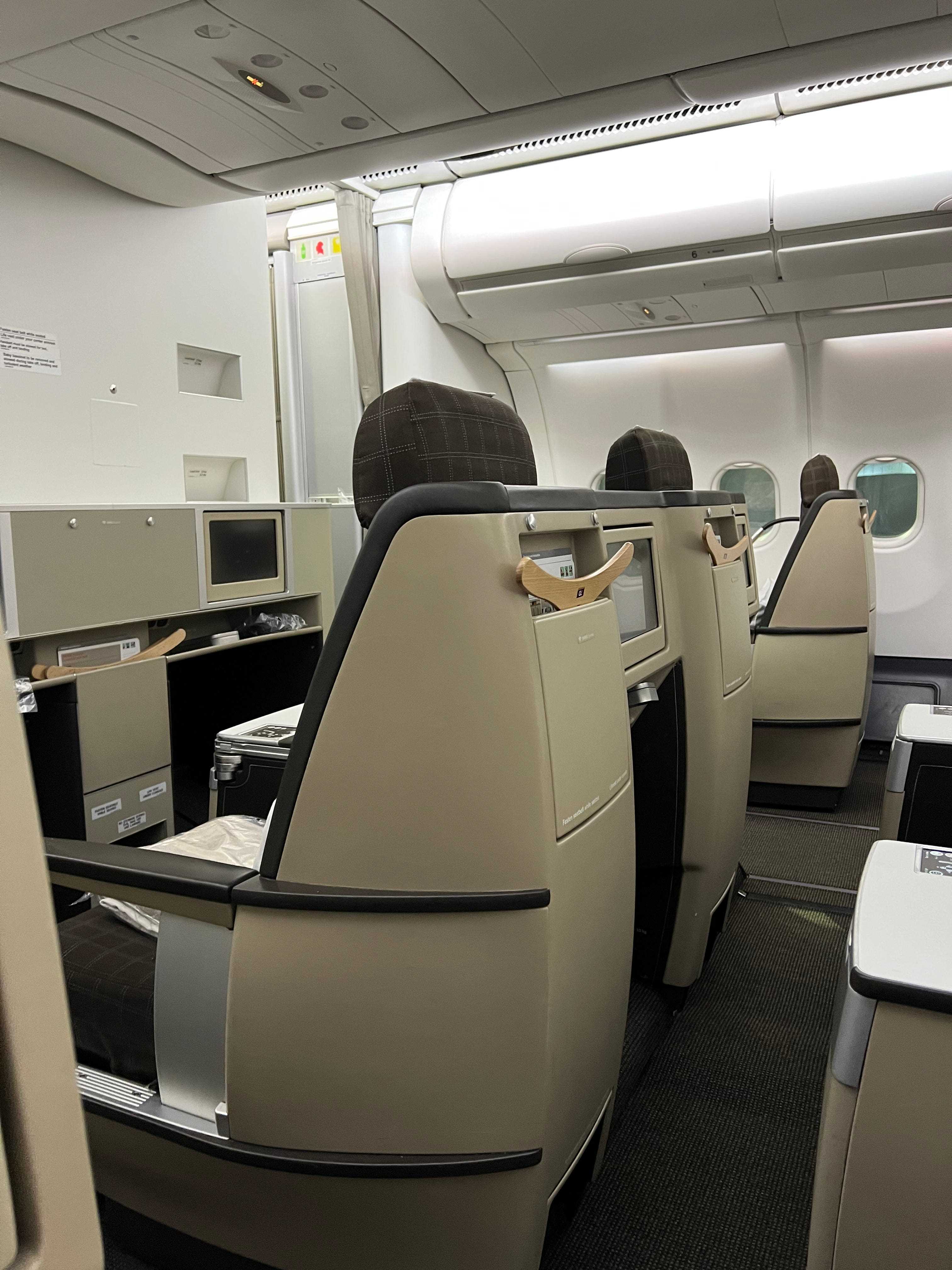 Ein Foto der Business-Class-Sitzreihen in einem Flugzeug