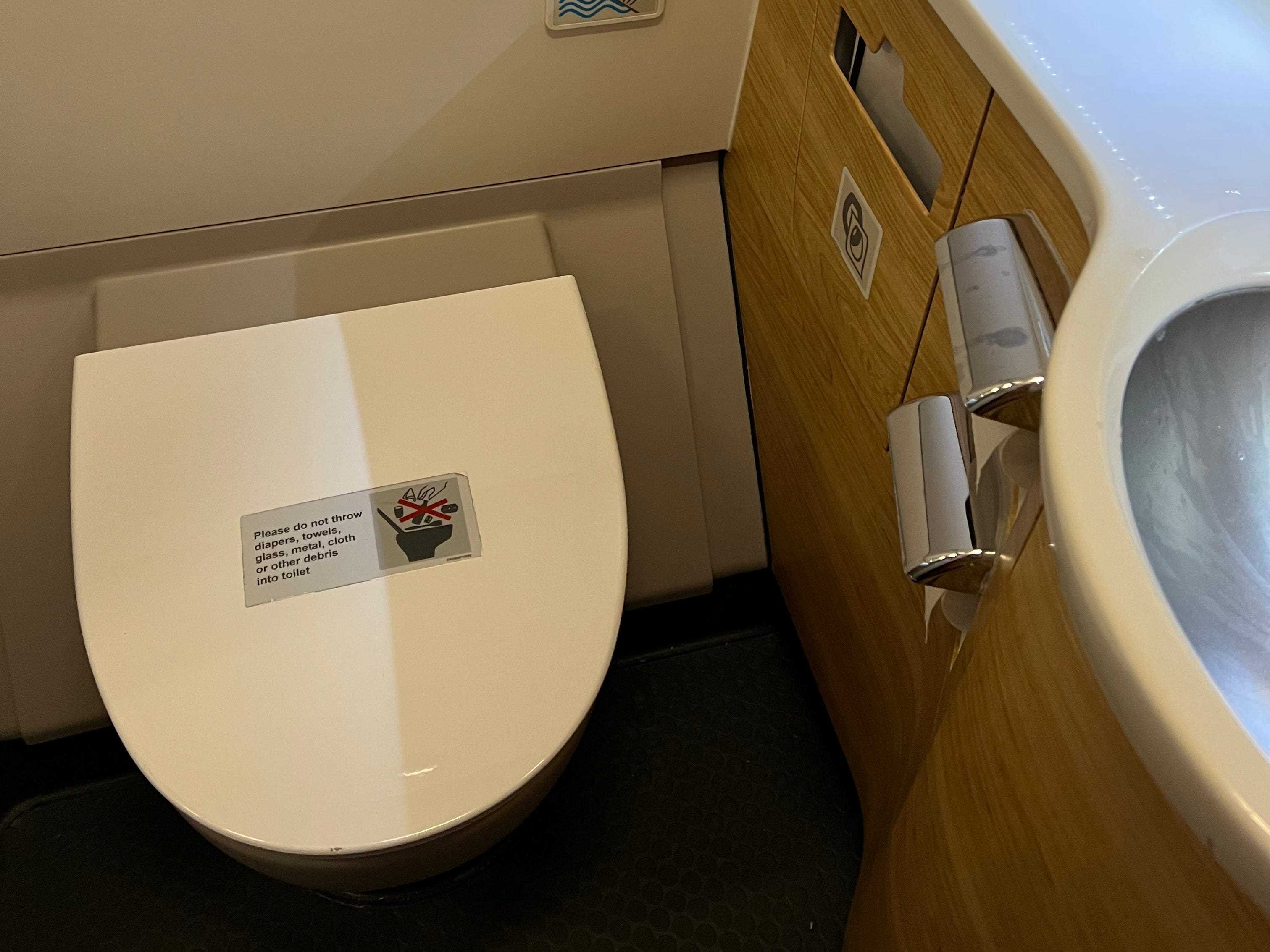 ein Badezimmer in einem Flugzeug