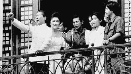 Ferdinand Marcos mit seiner Frau Imelda an seiner Seite und Ferdinand Marcos Jr. ganz rechts auf dem Balkon des Malacanang-Palastes am 25. Februar 1986 in Manila.