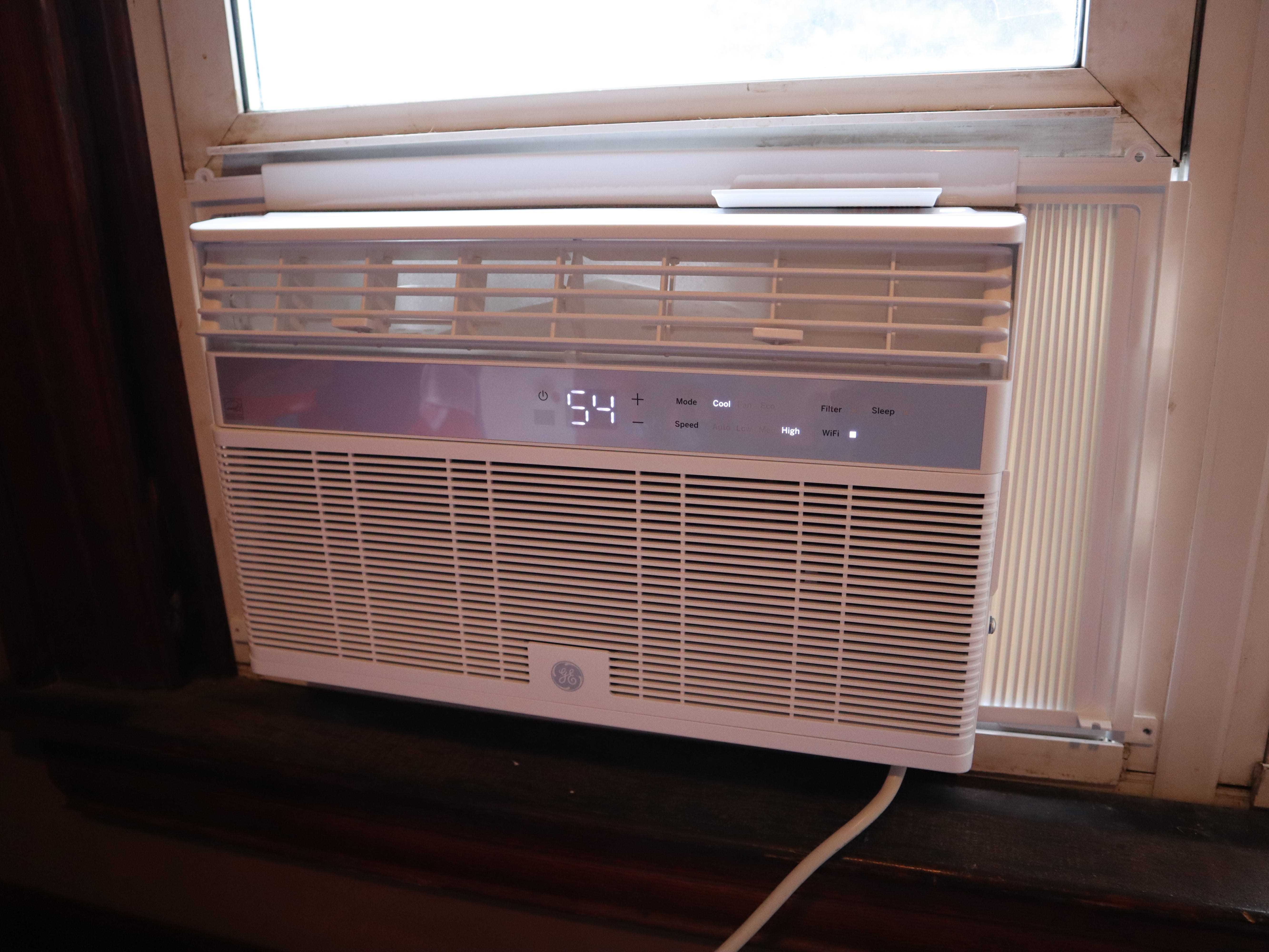 Die GE AHY08LZ, die beste Budget-Klimaanlage im Jahr 2022, wird mit einer auf 54 Grad eingestellten Temperatur ausgestellt.