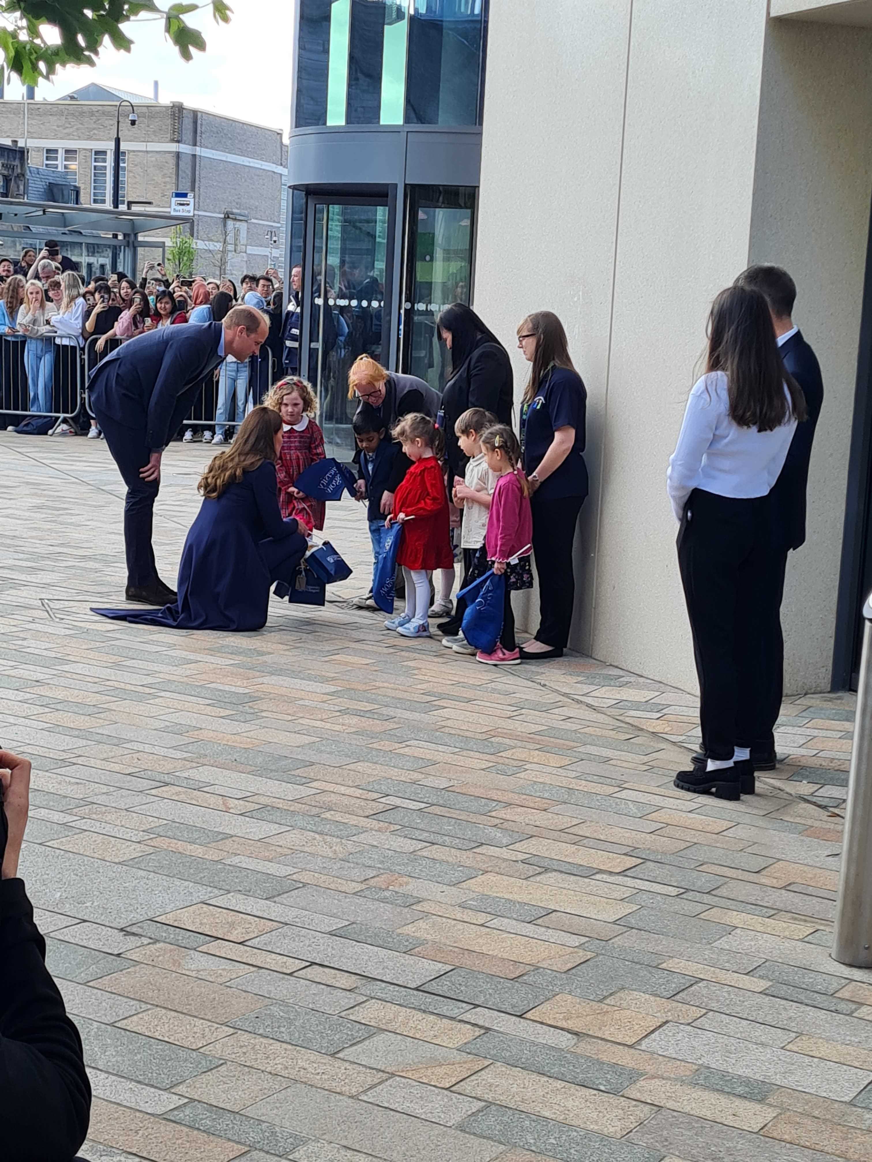 Prinz William und Kate Middleton sprechen mit kleinen Kindern an der Universität von Glasgow.