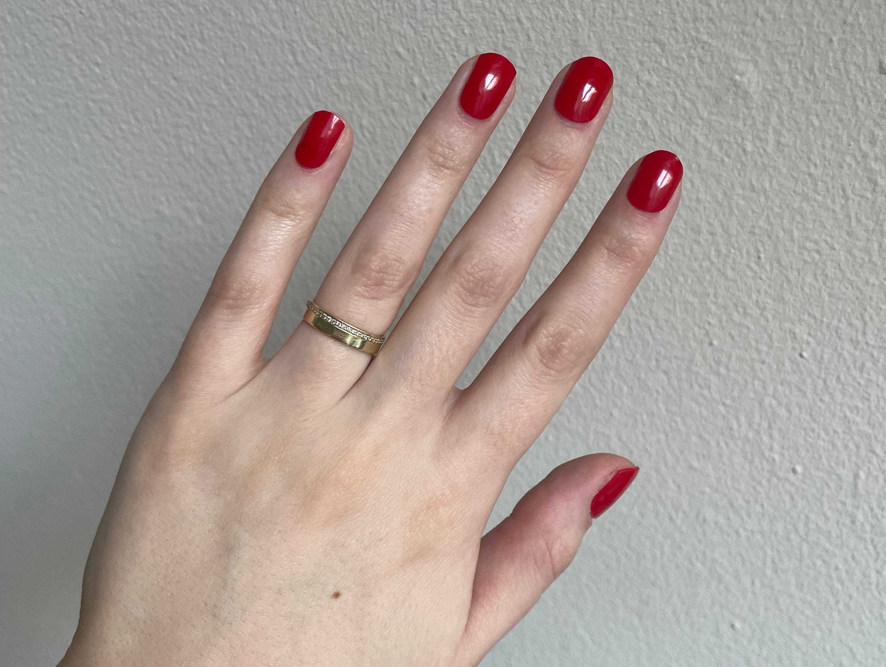 Rote Nagelaufkleber eines Handmodells von PaintLab.