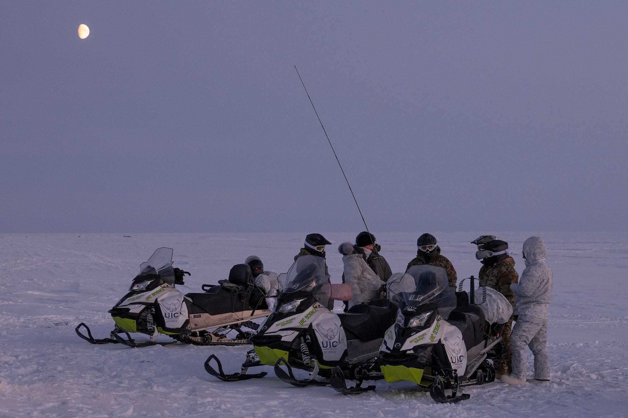 Air Force-Flieger trainieren mit Schneemobilen in der Arktis Alaskas