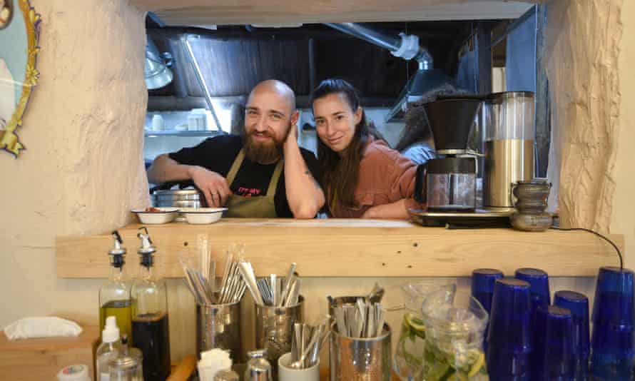 Aleksandra Paravyan und ihr Bruder Dmitry in ihrem Café Hummus Kimchi in Eriwan.