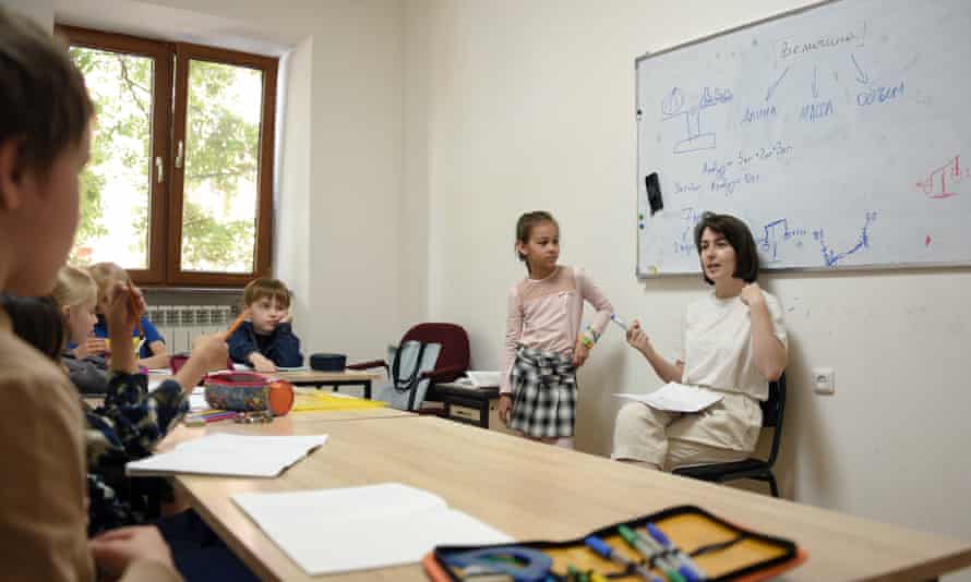 Elena Chegodaeva, eine Lehrerin aus Moskau, leitet von einer Wohnung in Eriwan aus eine Schule für russische Kinder