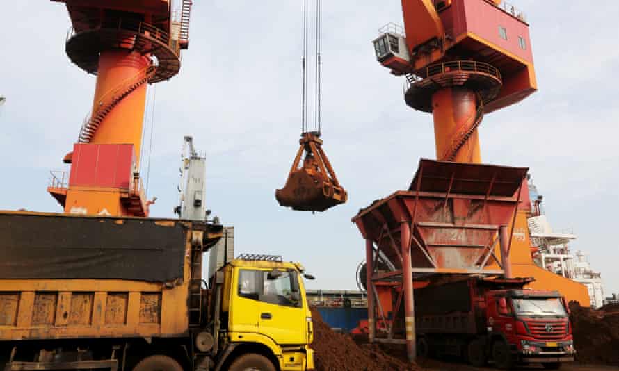 Importiertes Eisenerz wird von einem Schiff in einem Hafen in Lianyungang, Provinz Jiangsu, China, entladen.
