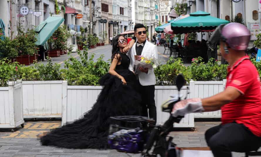 Eine Braut trägt Schwarz in der Zhongshan-Straße in Haikou, Hainan, China.