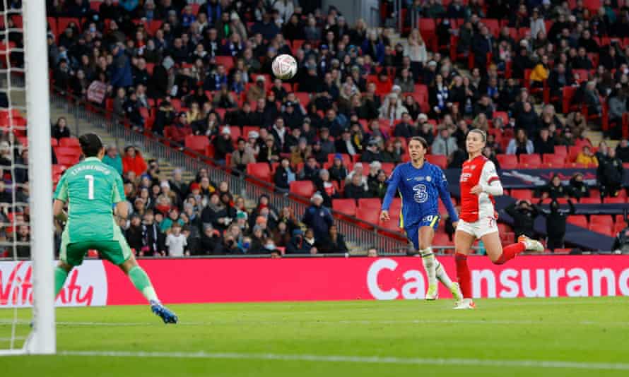 Sam Kerr lobt Manuela Zinsberger von Arsenal für eines ihrer beiden Tore im FA Cup-Finale 2021