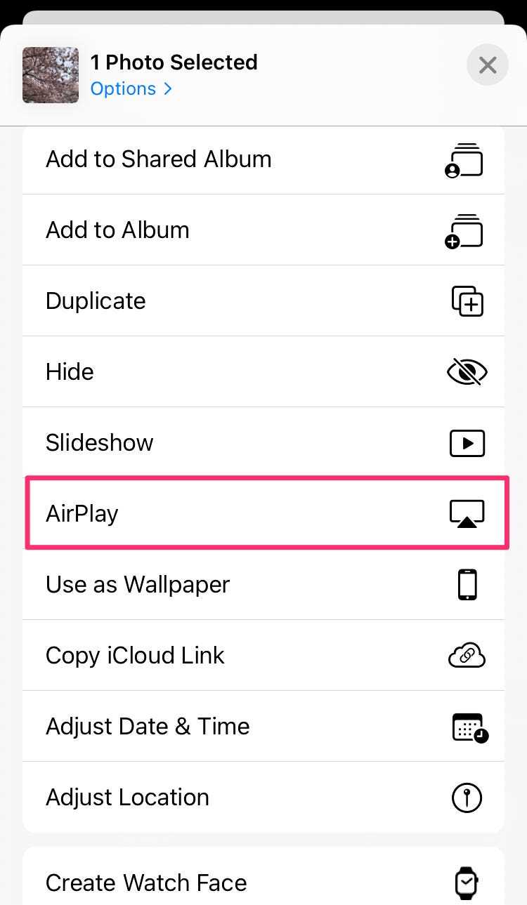 Screenshot, der die AirPlay-Schaltfläche in der Fotos-App hervorhebt.