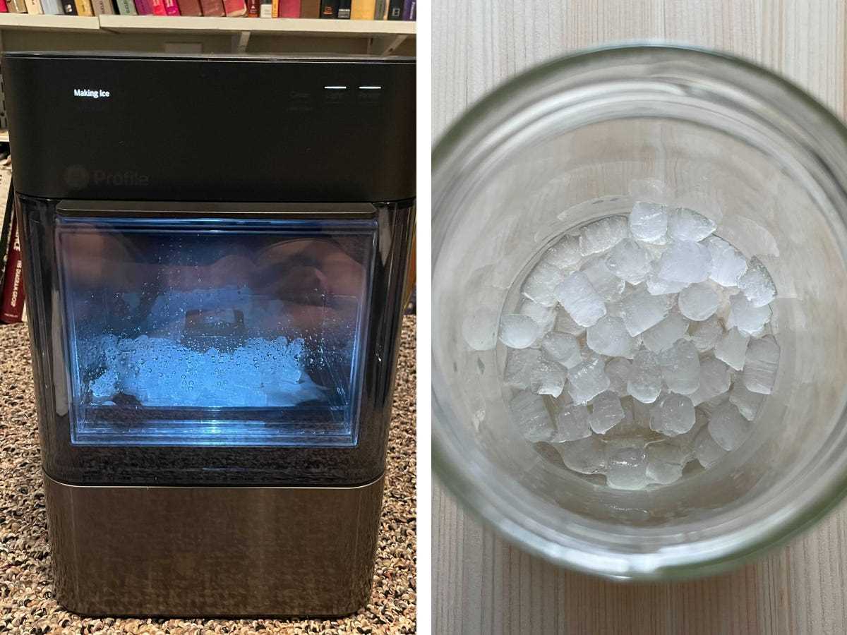 Nebeneinander Abbildung des Opal Crushed Ice Maker neben einem durchsichtigen Glas, das das Nuggeteis vom besten Nuggeteisbereiter zeigt