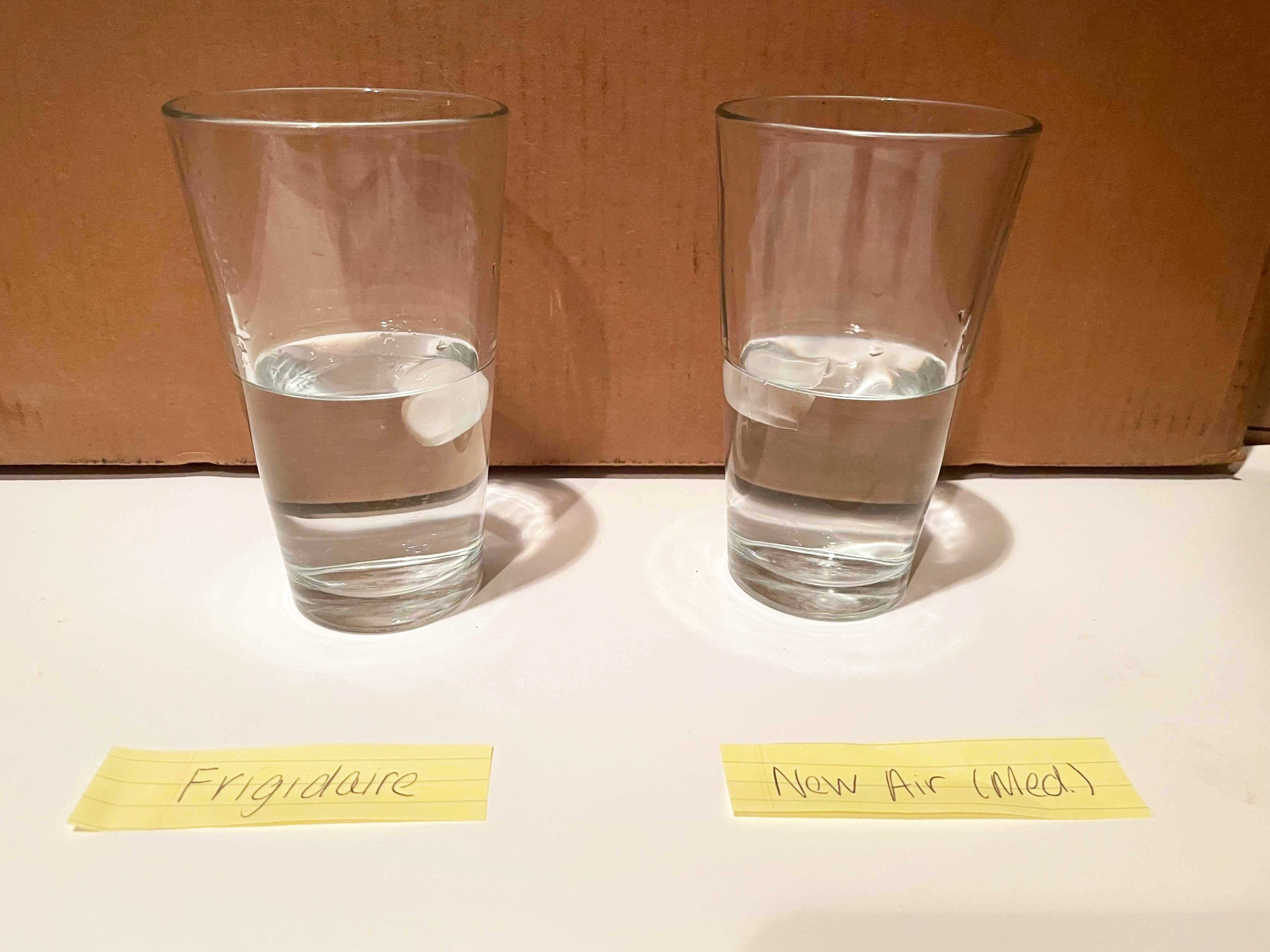 Zwei Gläser Wasser mit Eis aus zwei der Maschinen, die wir für die beste Eismaschine 2022 getestet haben