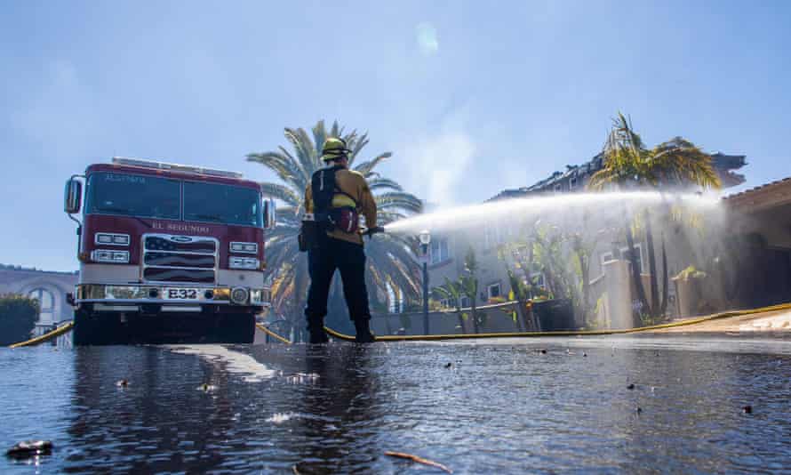Ein Feuerwehrmann versucht, am 12. Mai in Laguna Niguel, Kalifornien, Eintöpfe in einem der durch das Küstenfeuer zerstörten Häuser zu löschen.