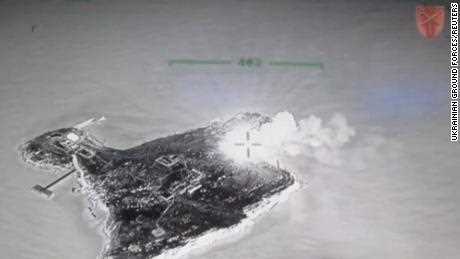 Ein Brand auf der Insel in einem Drohnenvideo vom 8. Mai.