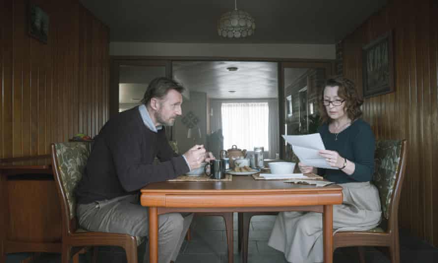Liam Neeson und Lesley Manville in gewöhnlicher Liebe.