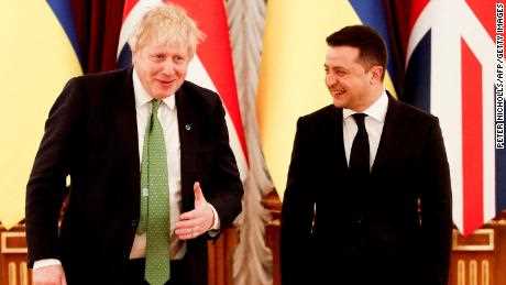 Der britische Premierminister Boris Johnson (L) wird am 1. Februar 2022 vom ukrainischen Präsidenten Wolodymyr Selenskyj im Präsidentenpalast in Kiew empfangen. 