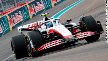 Haas-Fahrer Mick Schumacher fährt beim Miami GP in Kurve 12 ein.